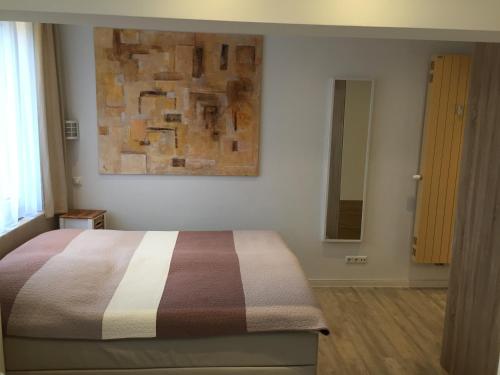 グレーミッツにあるHaus Solymar App. 18のベッドルーム1室(ベッド1台付)が備わります。壁には絵画が飾られています。