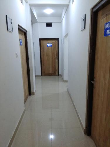 a hallway of a building with a door and a hallwayngth at Babusona Homestay in Jaldapara in Mādāri Hāt