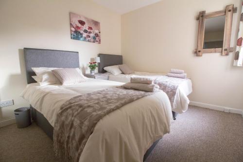 Postel nebo postele na pokoji v ubytování South Groathill - Lovely 2 bed with Castle View