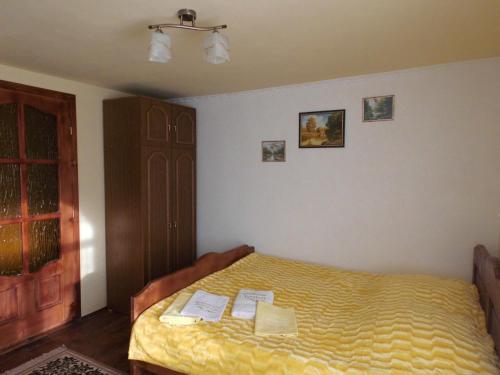 Ένα ή περισσότερα κρεβάτια σε δωμάτιο στο Synevyrske Perehrestya