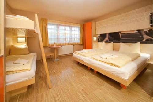En eller flere senge i et værelse på JUFA Hotel Leibnitz