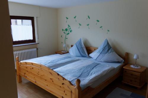KottenbornにあるB&B Kottenbornのベッドルーム1室(木製ベッド1台、青いシーツ付)