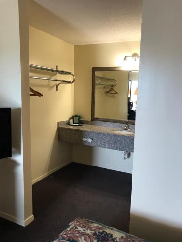 un baño con lavabo y espejo en WESTERN MOTEL, en Brinson Crossing