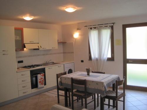 una cocina con mesa y sillas y una cocina con mesa y mesa. en B&B Fattore, en Levanto