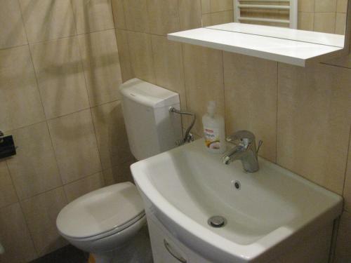 y baño con lavabo blanco y aseo. en Amazing sea view apartments, en Dubrovnik