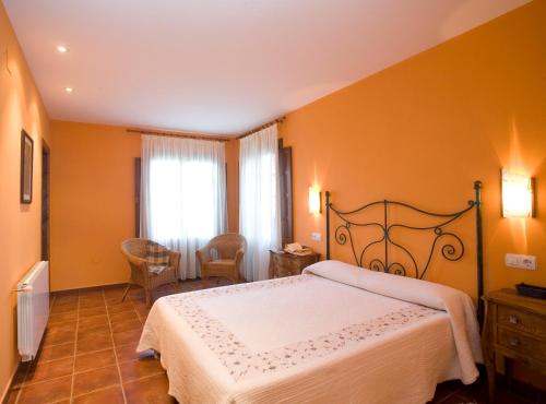 a bedroom with a large bed and a window at Hotel Rural Suquin in Navia