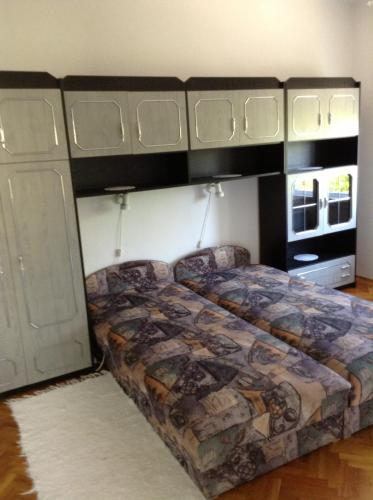 a bedroom with a bed and a microwave at Rozs Ház in Zalakaros
