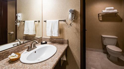 
A bathroom at SureStay Plus Hotel by Best Western Reno Airport

