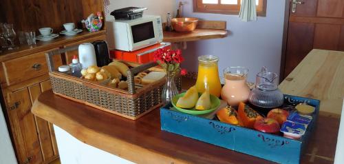 拉夫拉斯诺瓦斯Chales Quinteto de Cores的厨房柜台上放有水果和蔬菜