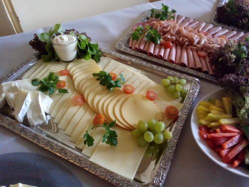two trays of cheese and fruit on a table at Nierswalder Landhaus in Goch
