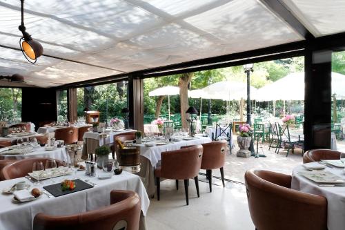 Um restaurante ou outro lugar para comer em Cazaudehore, hôtel de charme au vert