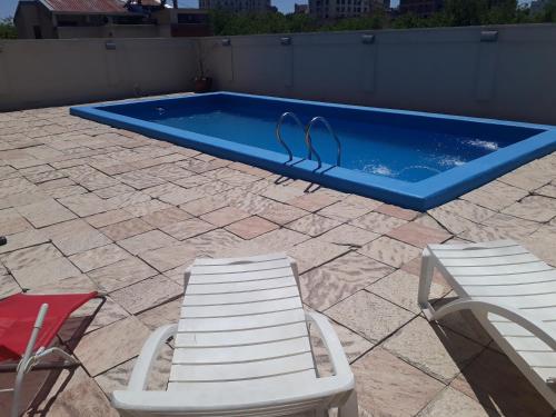 Bazén v ubytovaní Millennium Departamento en Mendoza alebo v jeho blízkosti