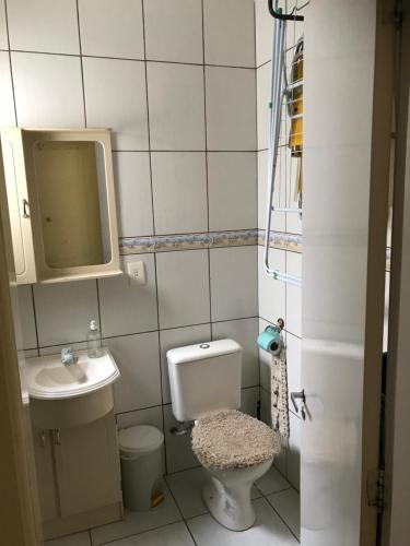 a small bathroom with a toilet and a sink at Excelente Localização Apto 1 dorm sacada de frente in Capão da Canoa