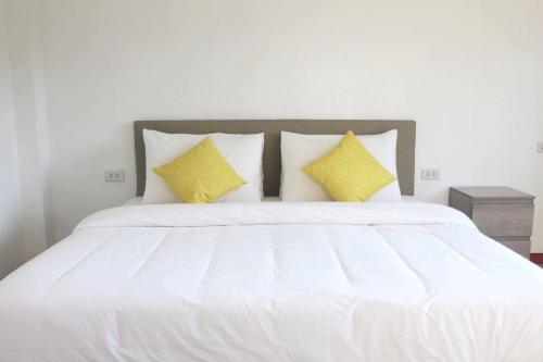 Una cama o camas en una habitación de The Lodge at Koh Kood