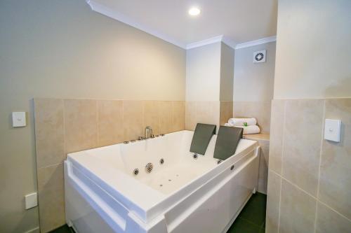 Koupelna v ubytování Aotea Motor Lodge