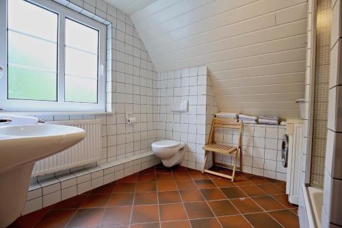 ヴァンガーオーゲにあるHaus Seemumel Seemumel OGのバスルーム(トイレ、洗面台付)、窓が備わります。