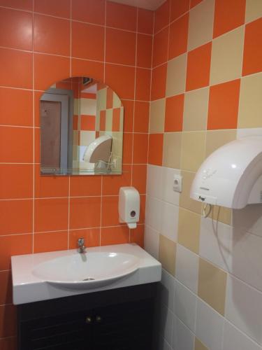 ニジネカムスクにあるHostel 116のバスルーム(洗面台、鏡付)