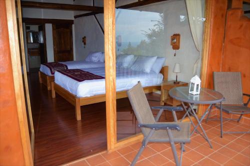 Una cama o camas en una habitación de Ilatoa Lodge