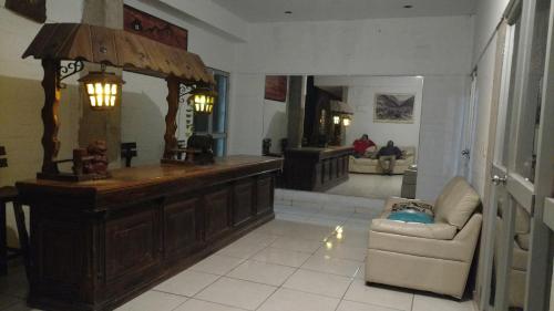 a lobby with a bar and a couch in a room at Alojamientos Támpur in San Mateo
