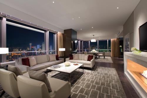 重慶市にあるNiccolo Chongqingの街の景色を望むリビングルーム