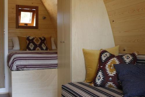 Habitación pequeña con cama y sofá en Glamping Sintra, en Sintra