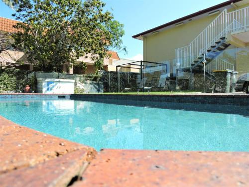 Bazén v ubytování Tweed Heads Vegas Motel nebo v jeho okolí
