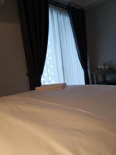 Postel nebo postele na pokoji v ubytování Get GuestHouse 2 ( Sangsri soi 4)