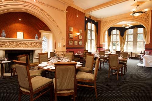 A restaurant or other place to eat at Best Western PLUS Grim's Dyke Hotel 