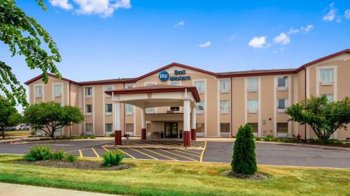 an image of a hotel with a parking lot at Best Western Joliet Inn & Suites in Joliet
