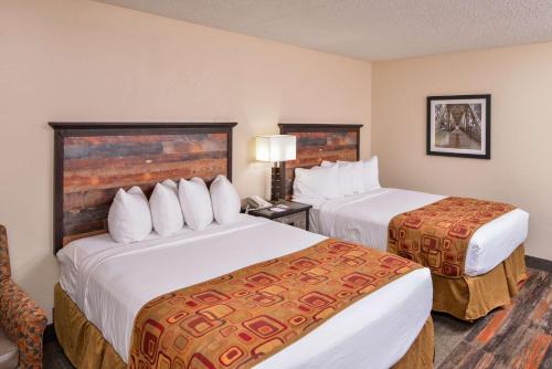 Llit o llits en una habitació de Best Western Kelly Inn - Yankton