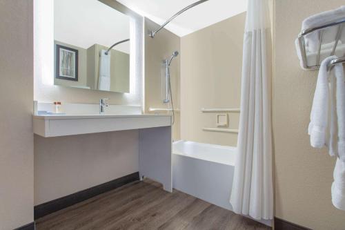 Koupelna v ubytování Wingate by Wyndham Mechanicsburg
