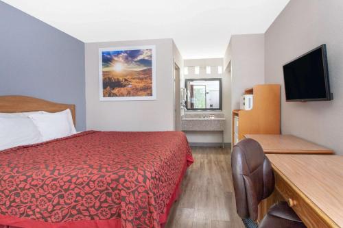 Televisyen dan/atau pusat hiburan di Days Inn by Wyndham Clinton - Laurens I-26