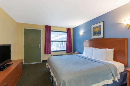 Katil atau katil-katil dalam bilik di Days Inn by Wyndham Elmsford