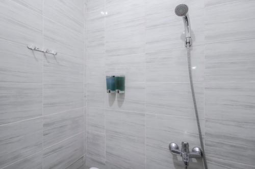 Bagno di RedDoorz Plus near Galaxy Bekasi