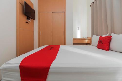 Letto o letti in una camera di RedDoorz Plus near Galaxy Bekasi