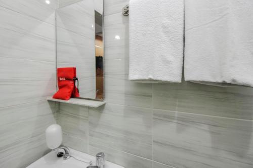 Bagno di RedDoorz Plus near Galaxy Bekasi