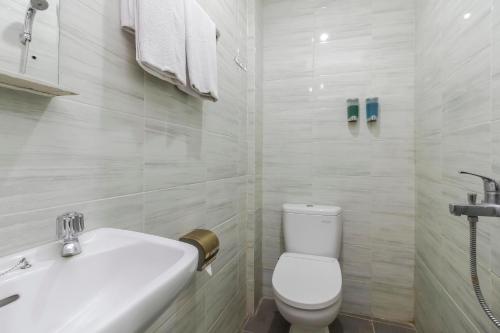 Bagno di RedDoorz Plus near Galaxy Bekasi