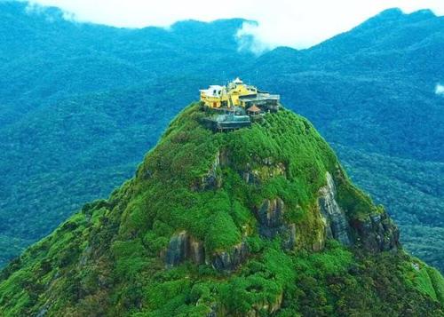 une maison au sommet d'une montagne dans l'établissement Mount View Bungalow, à Hatton