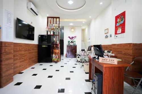 a waiting room with a reception desk and a counter at Thanh Sang Guesthouse in Phú Quốc