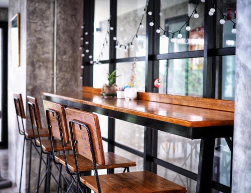 een bar met stoelen en een tafel in een kamer bij Na BaanYa Chiang Mai in Chiang Mai