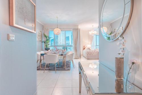 uma sala de estar com uma mesa e uma sala de jantar em Elite Royal Apartment - Burj Residences T5 | Diamond em Dubai