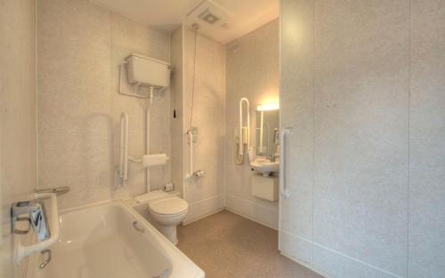 Ванная комната в Kingstown Hotel by Greene King Inns