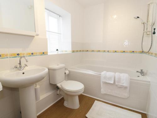 ビューマリスにあるWaverley Houseの白いバスルーム(洗面台、トイレ、バスタブ付)