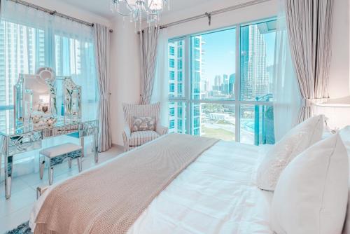 um quarto com uma cama grande e uma janela grande em Elite Royal Apartment - Burj Residences T5 | Diamond em Dubai