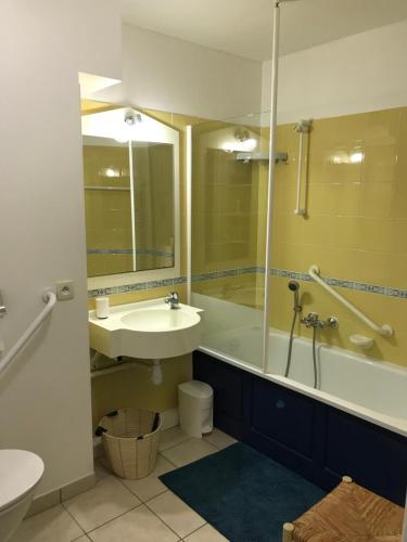 Vonios kambarys apgyvendinimo įstaigoje Appartement vue sur golf