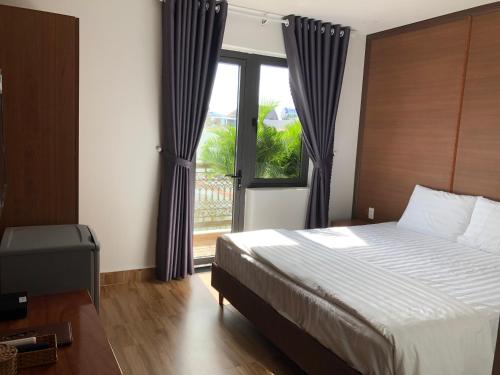 Un pat sau paturi într-o cameră la HOÀNG SA HOTEL