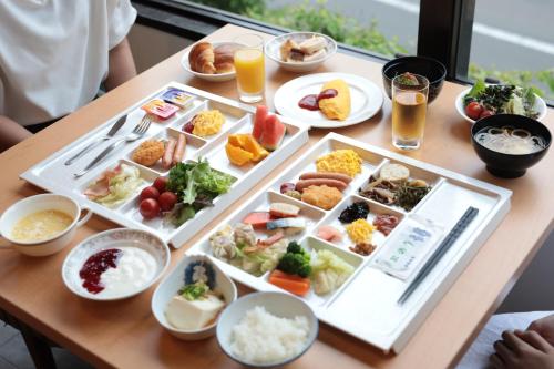 a table with a tray of food and drinks at Hotel Hanamaki in Hanamaki