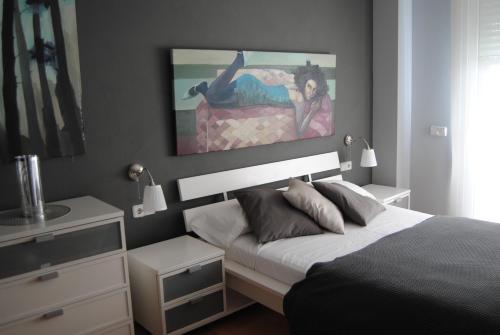 En eller flere senge i et værelse på Bonito duplex con piscina en Barcelona&playa