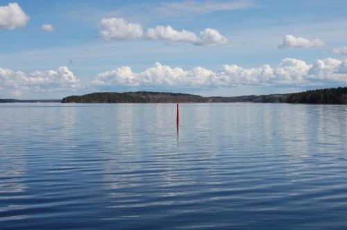 a red pole in the middle of a large lake at Röda Magasinet in Mariefred