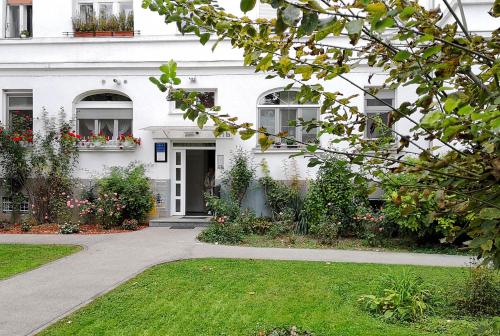 Ein Garten an der Unterkunft Note Luxury Apartments